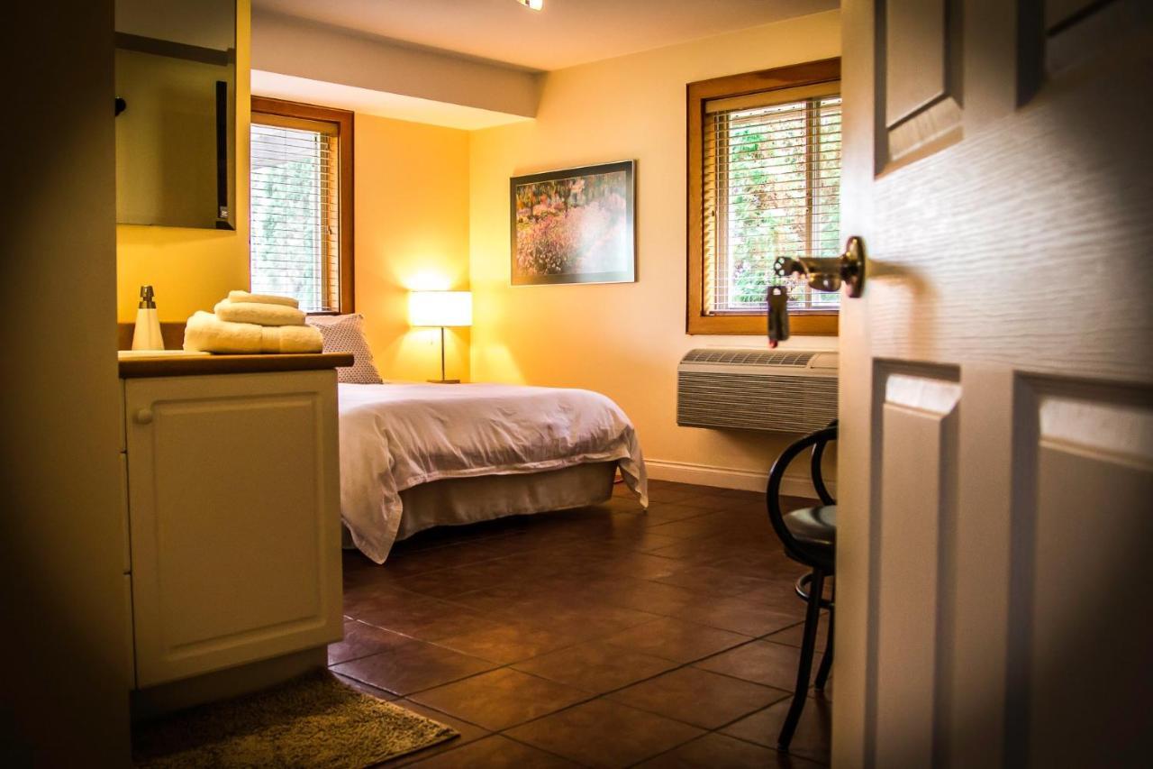 All Seasons Bed & Breakfast Келоуна Экстерьер фото