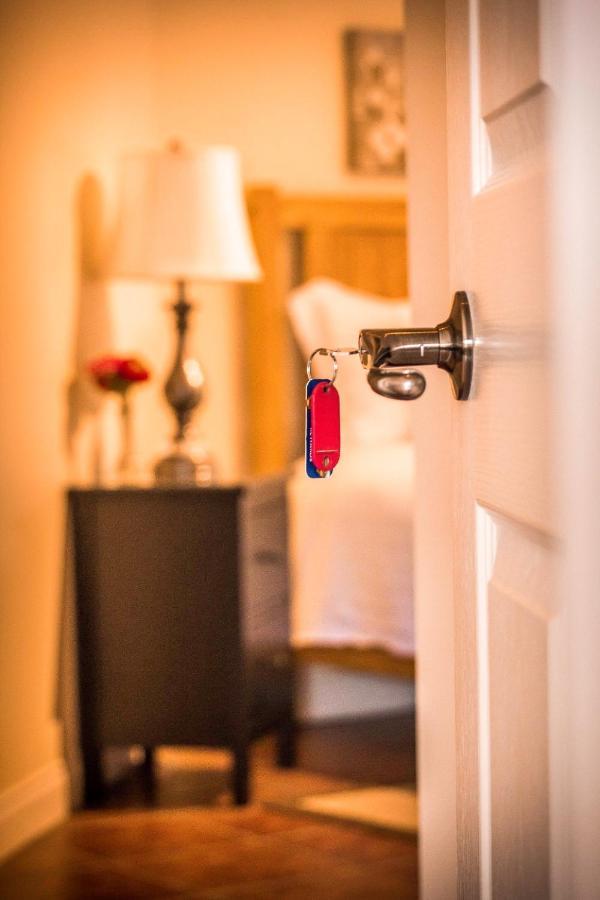 All Seasons Bed & Breakfast Келоуна Экстерьер фото