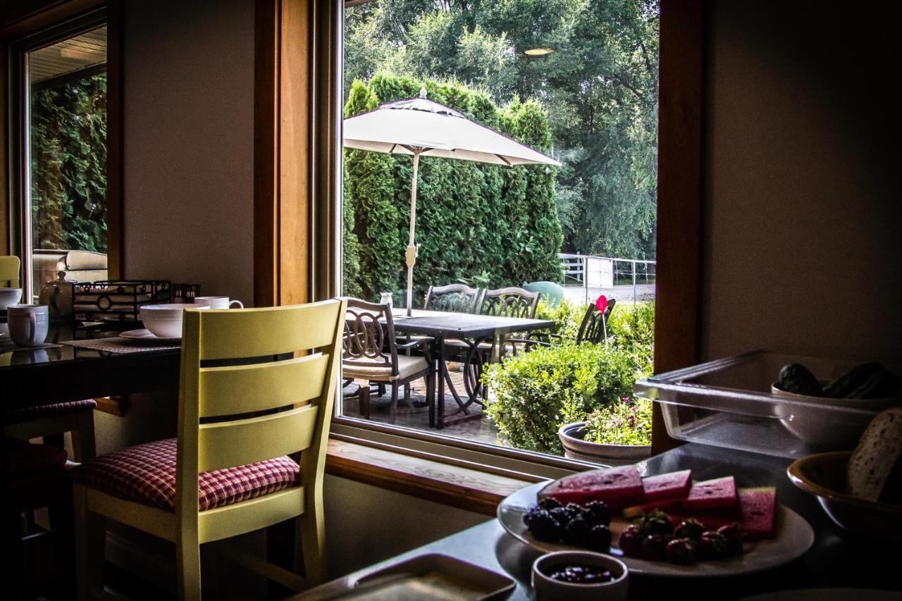 All Seasons Bed & Breakfast Келоуна Экстерьер фото