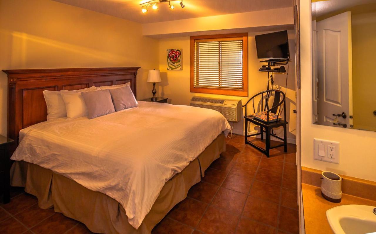All Seasons Bed & Breakfast Келоуна Экстерьер фото