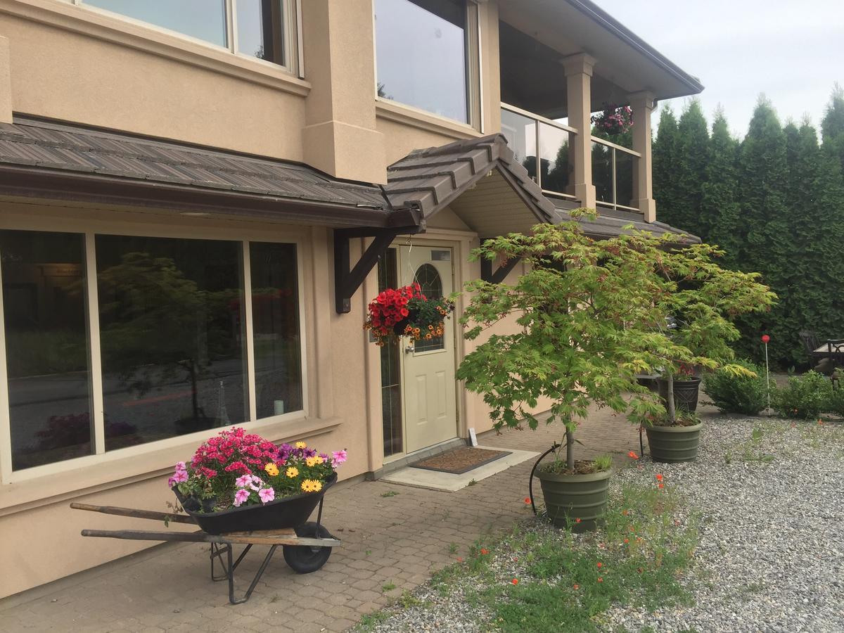 All Seasons Bed & Breakfast Келоуна Экстерьер фото