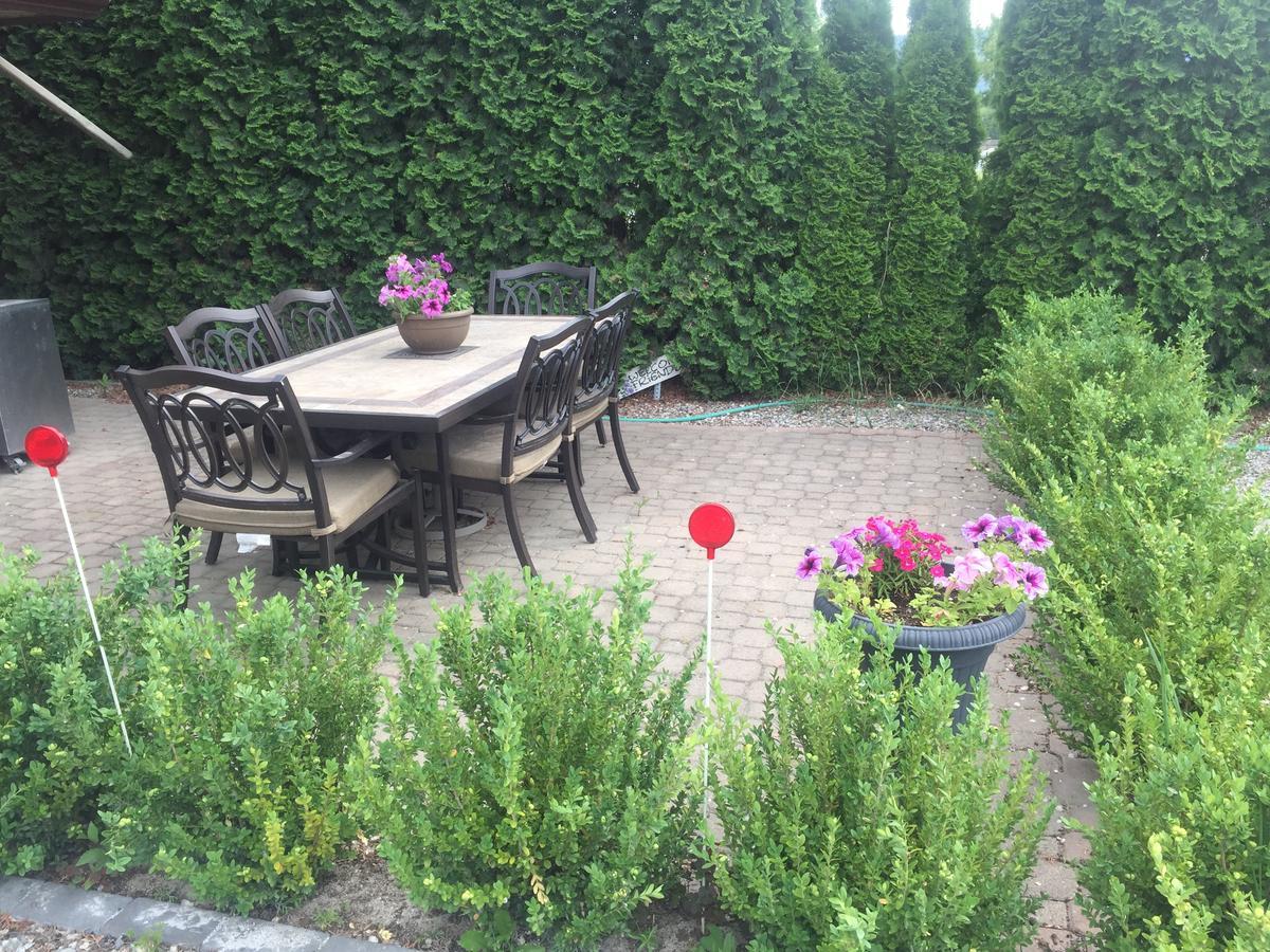 All Seasons Bed & Breakfast Келоуна Экстерьер фото