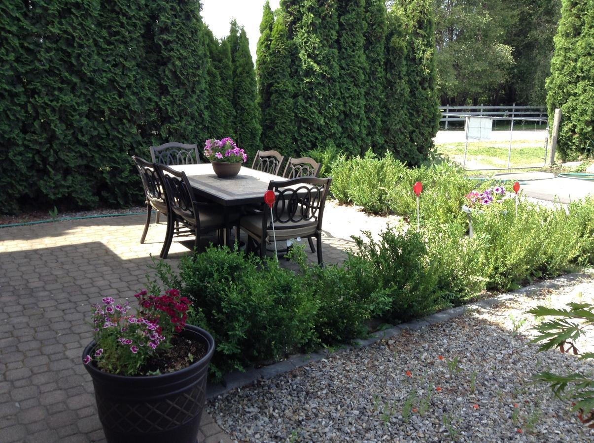 All Seasons Bed & Breakfast Келоуна Экстерьер фото