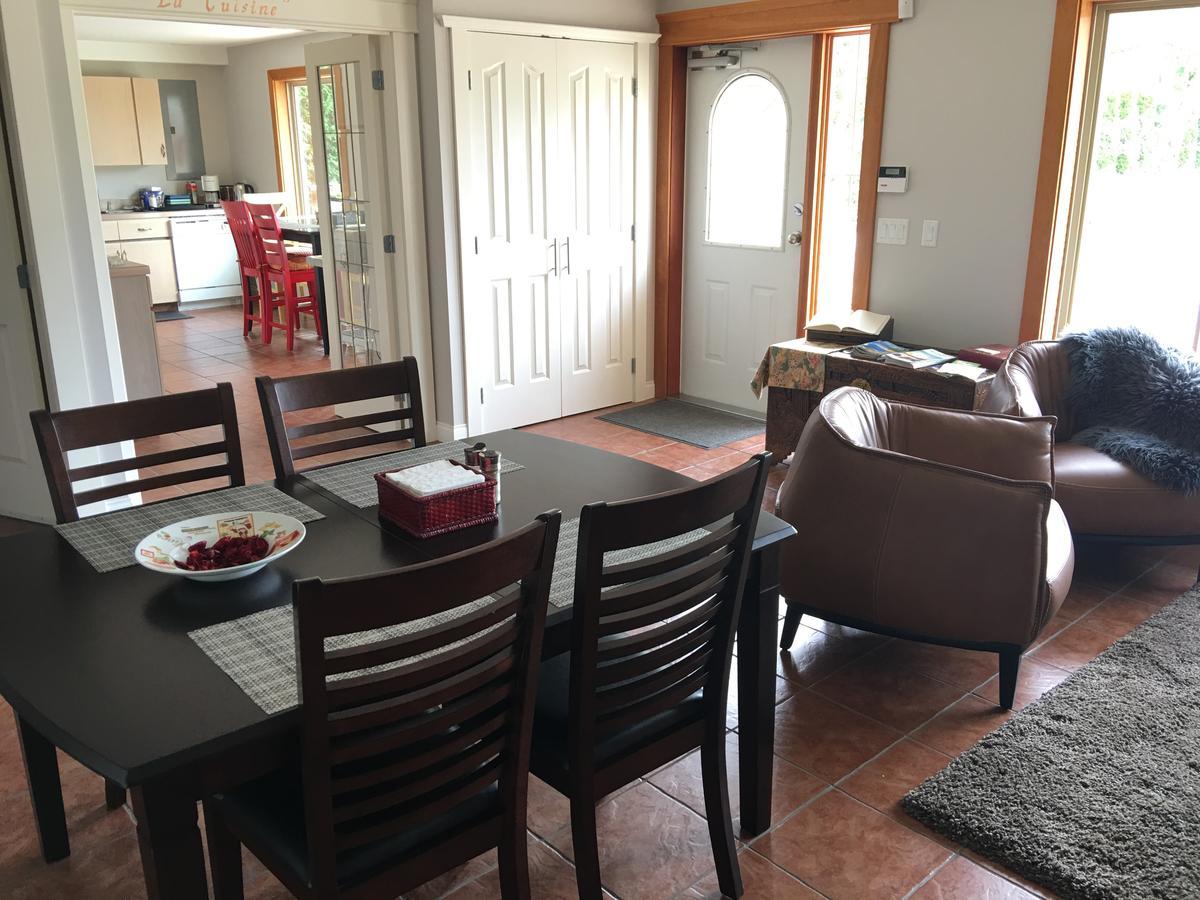 All Seasons Bed & Breakfast Келоуна Экстерьер фото