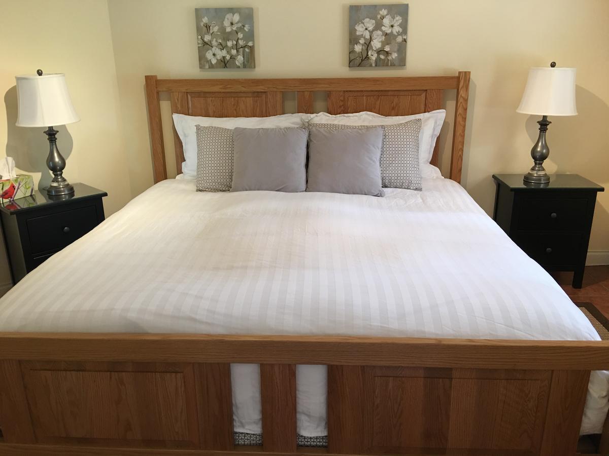 All Seasons Bed & Breakfast Келоуна Экстерьер фото