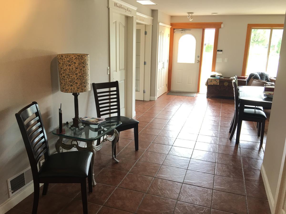All Seasons Bed & Breakfast Келоуна Экстерьер фото