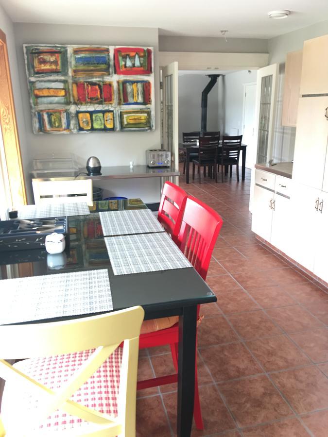 All Seasons Bed & Breakfast Келоуна Экстерьер фото