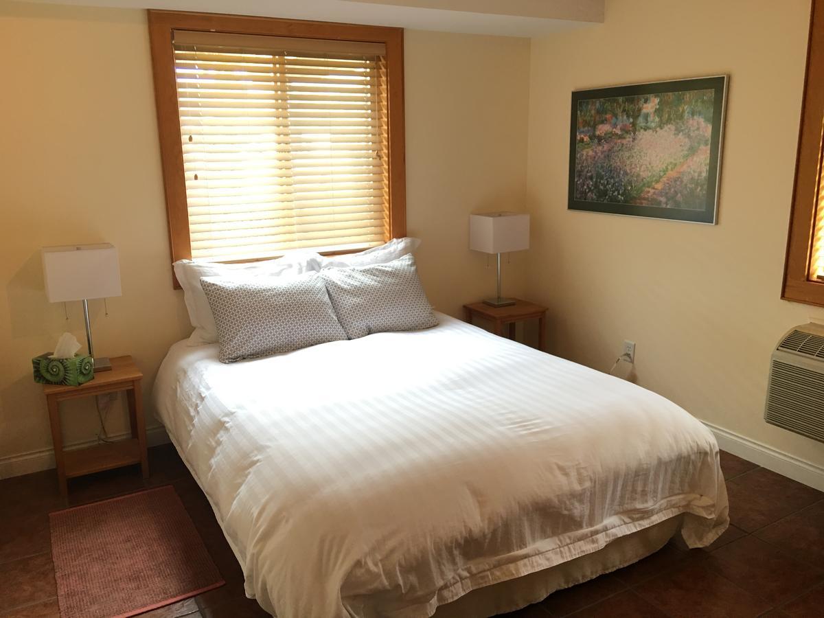 All Seasons Bed & Breakfast Келоуна Экстерьер фото